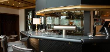 Die moderne Hotelbar lädt zum Verweilen bei einem Drink ein.