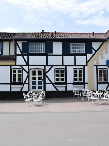 Bo på en mysig traditionell kro på Sydsjälland och upplev områdets många sevärdheter.