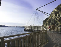 Take a walk along the beautiful 9.3 km long promenade in Uddevalla, which runs from Lindesnäs to "Skalbankarna".