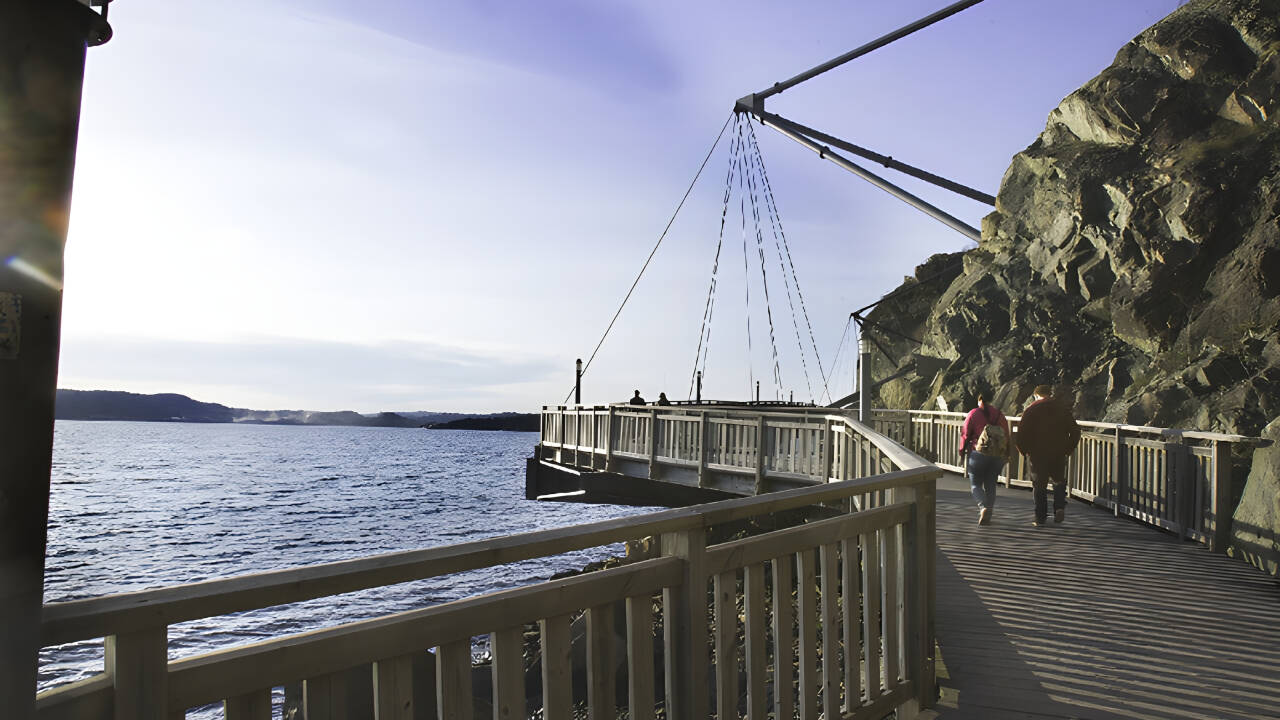 Gå en tur langs den smukke 9,3 km. lange promenade i Uddevalla, der løber fra Lindesnäs til ”Skalbankarna”.