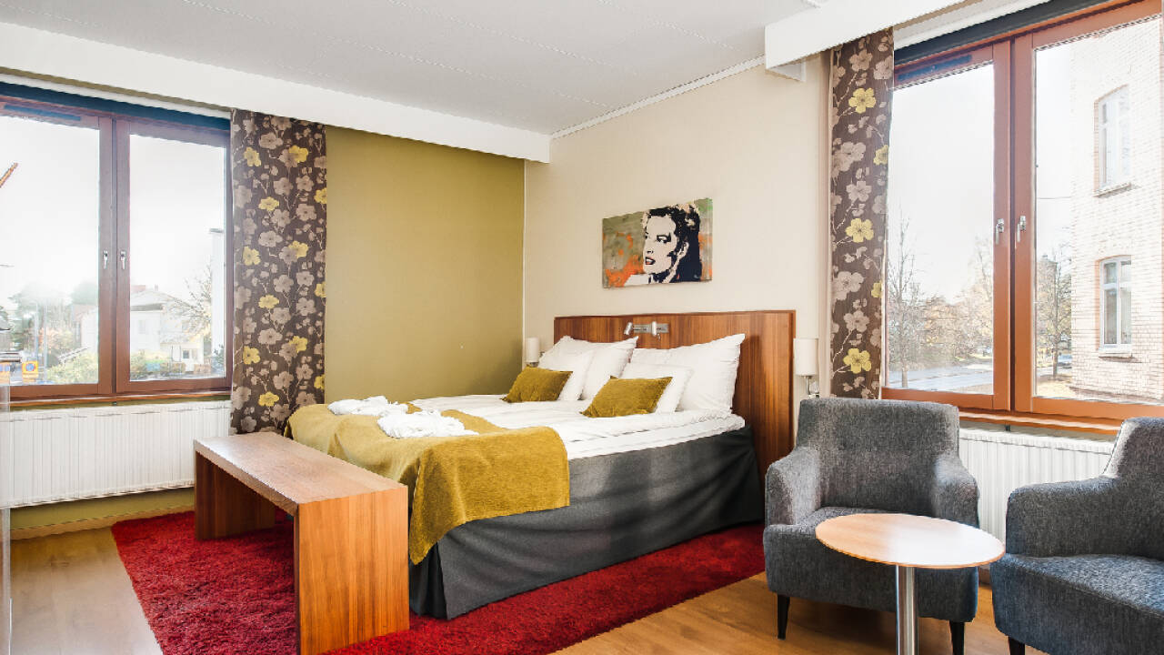 Hotellets hyggelige værelser er innredet i lyse farger.