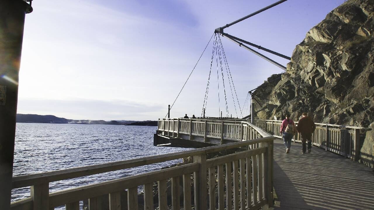 Gå en tur langs den nydelige 9,3 km. lange promenaden i Uddevalla, som går fra Lindesnäs til ”Skalbankarna”.