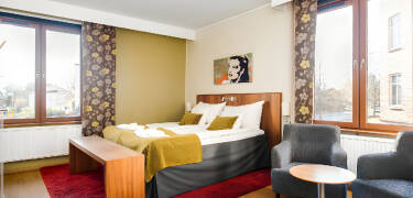 Hotellets bekväma rum är inredda i ljusa färger och fyllda av charm.