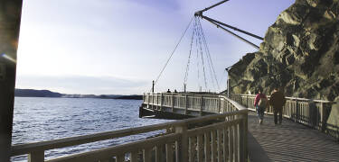 Take a walk along the beautiful 9.3 km long promenade in Uddevalla, which runs from Lindesnäs to "Skalbankarna".