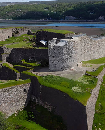 Werfen Sie einen Blick auf die faszinierende, mehr als 700 Jahre alte Festung Bohus, in der es viele Erlebnisse und Aktivitäten gibt.