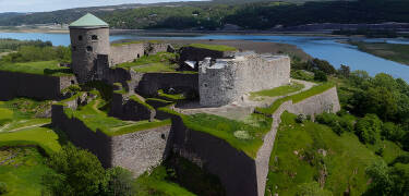Werfen Sie einen Blick auf die faszinierende, mehr als 700 Jahre alte Festung Bohus, in der es viele Erlebnisse und Aktivitäten gibt.