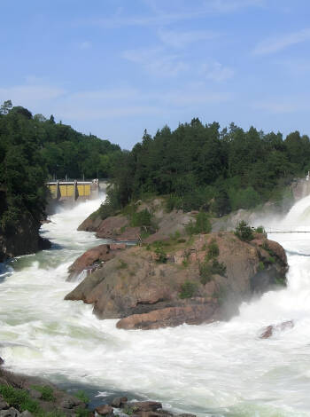 Opplev naturens krefter ved den berømte fossen i Trollhättan, bare noen få kilometer fra hotellet!